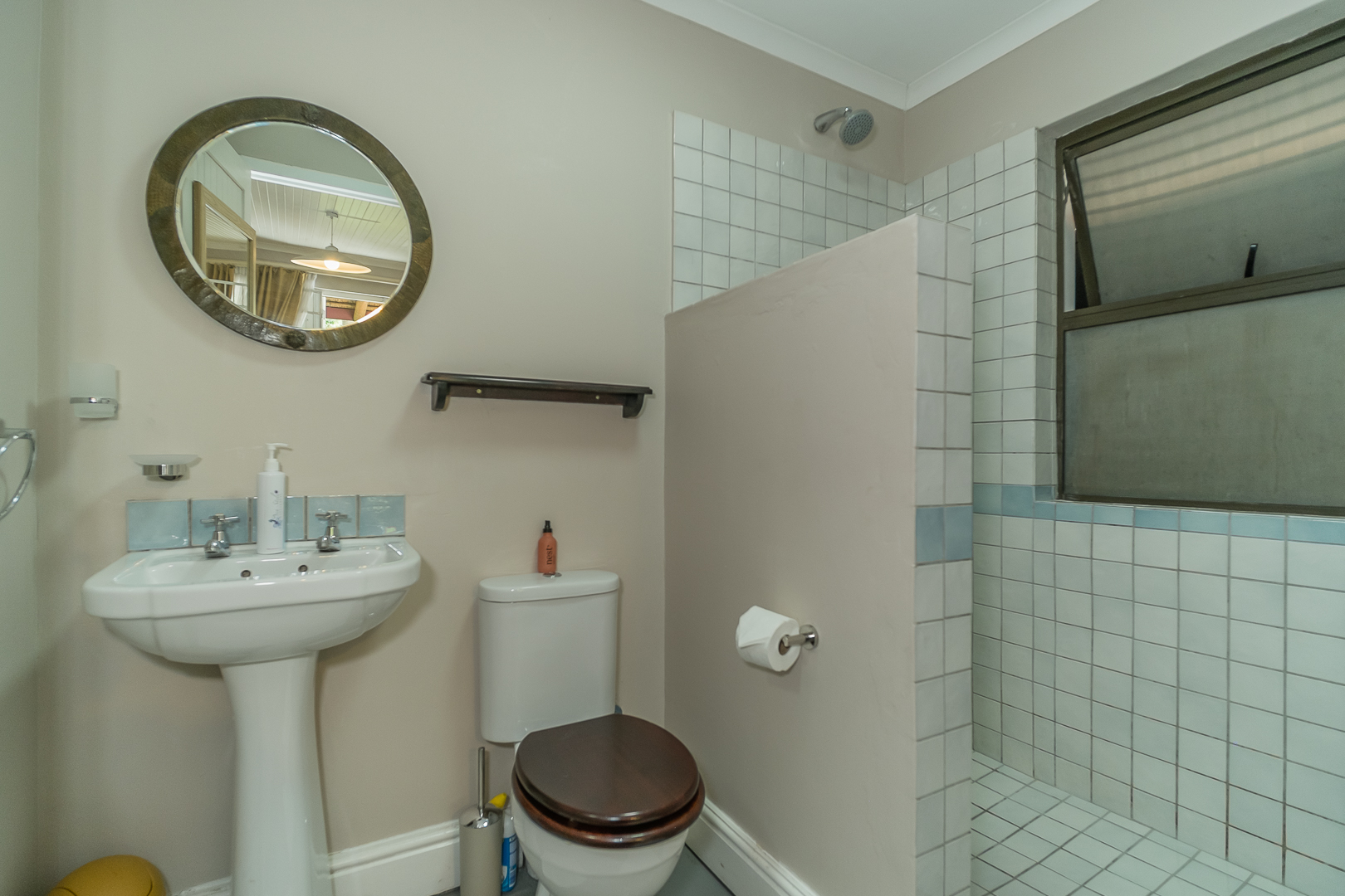 classic-bathroom-with-shower classic-bathroom-with-shower