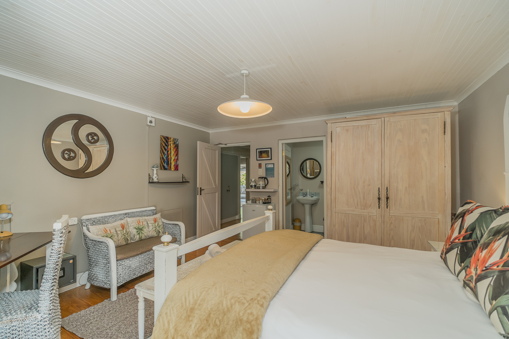 classic-room-with-bathroom classic-room-with-bathroom